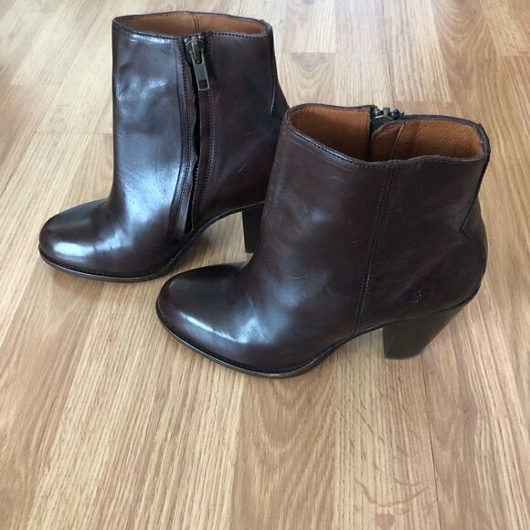 FRYE Jenny 3475388-DBN Dark Brown Leather Side-Zip Booties - Picture 6 of 13